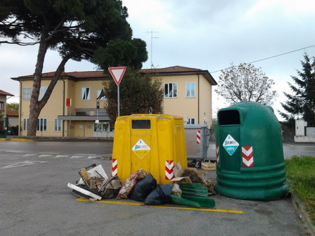 rifiuti_parcheggio_scuola_mesini